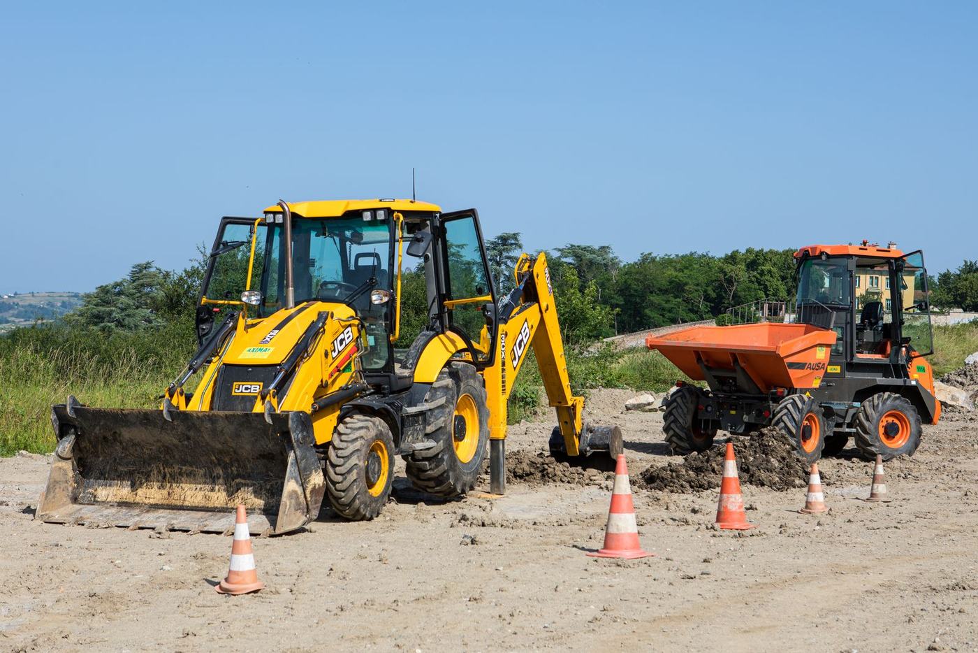 Chargeuse-pelleteuse JCB et tombereau sur l'aire d'évaluation CACES® R482