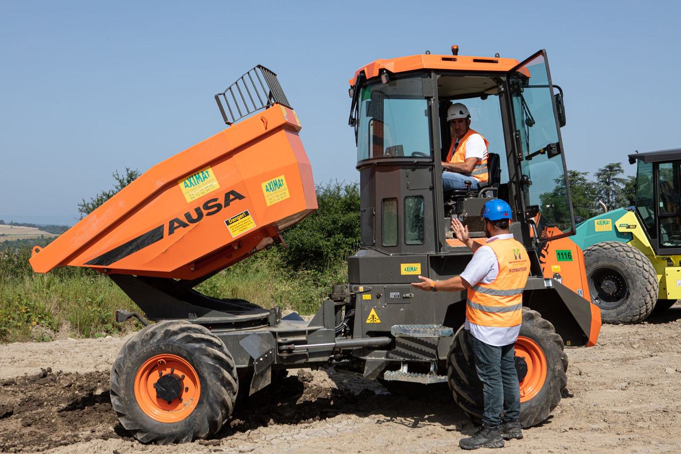 Tombereau (dumper) en déchargement, formation CACES® R482 engins de chantier