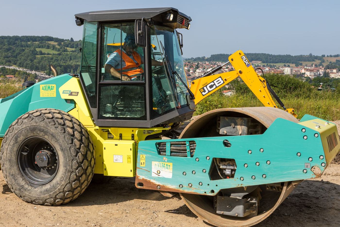 Stagiaire aux commandes d'un compacteur, formation engins de chantier près de Saint-Étienne