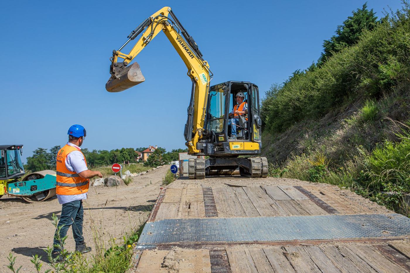 Chargement d'une pelle sur chenilles sur un porte-engins, option CACES® R482