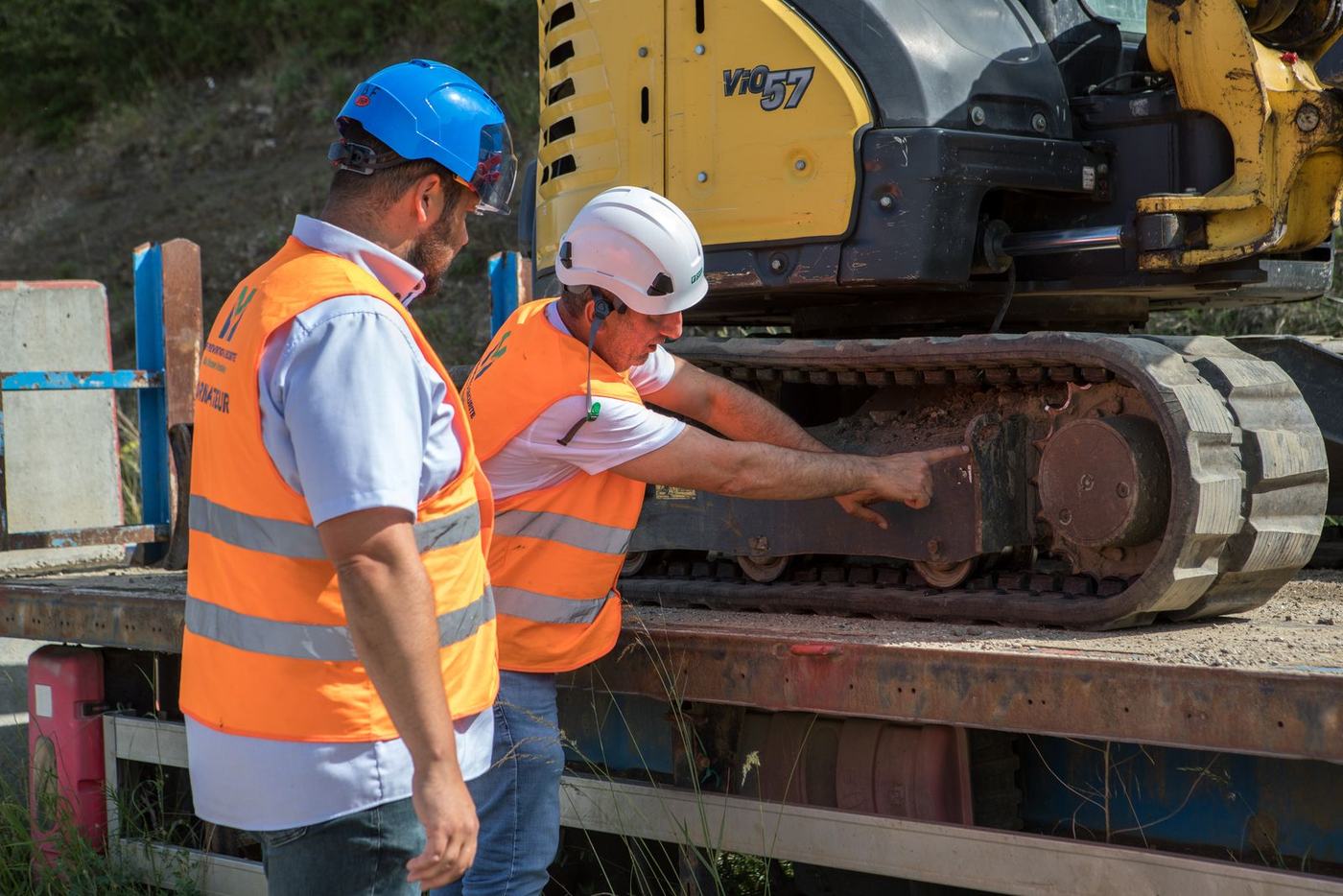 Vérification des chenilles d'une pelle hydraulique avant prise de poste