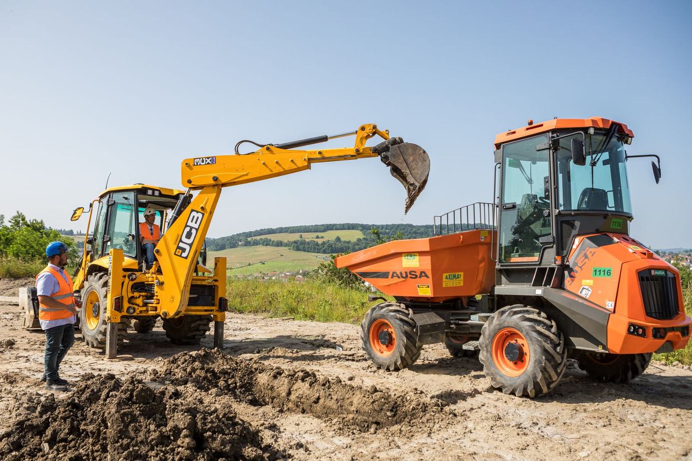 Terrassement et creusement de tranchée en chargeuse-pelleteuse, formation CACES® R482