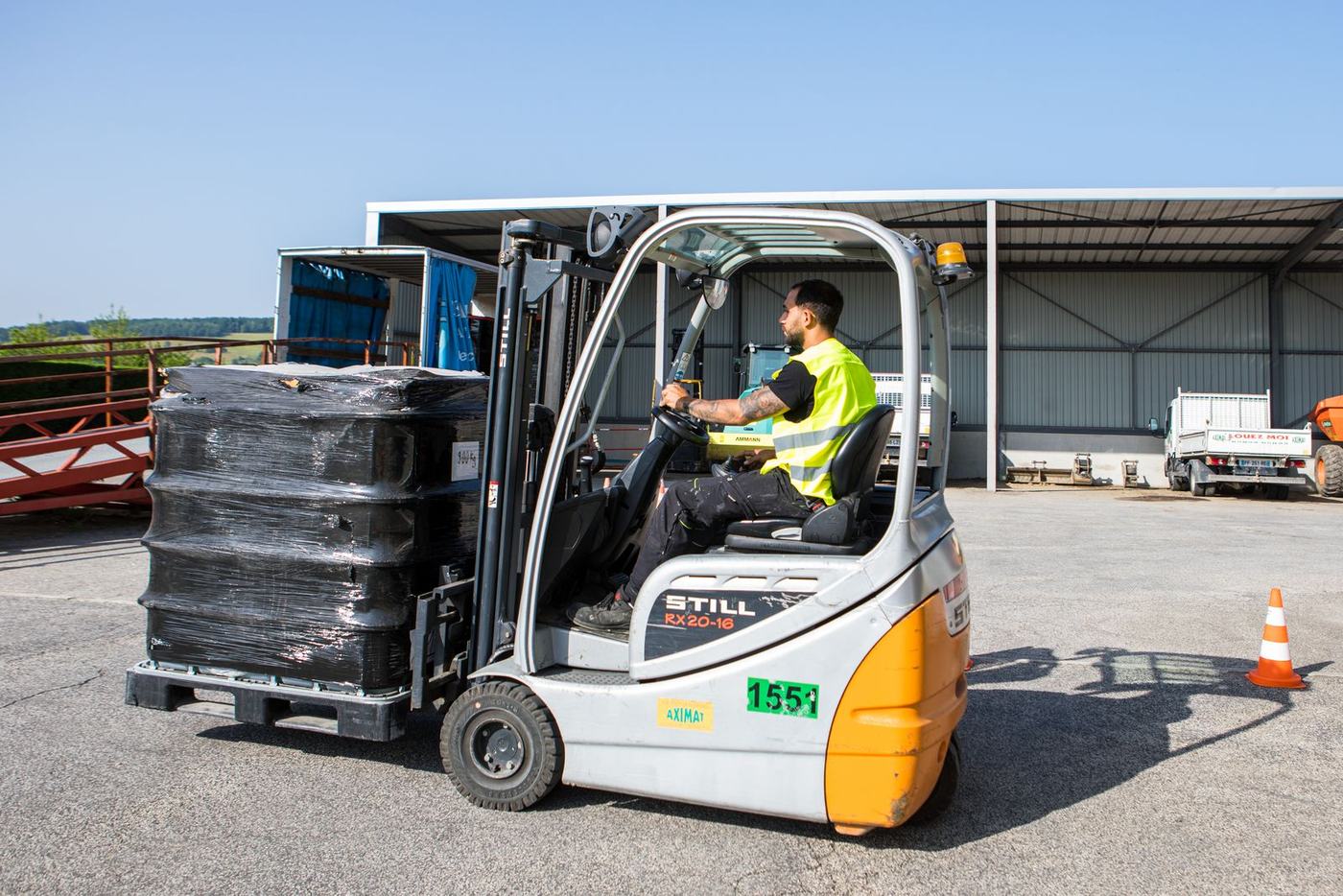 Stagiaire en test pratique CACES® R489 catégorie 3, chariot élévateur chargé, centre MBF de Saint-Genest-Lerpt