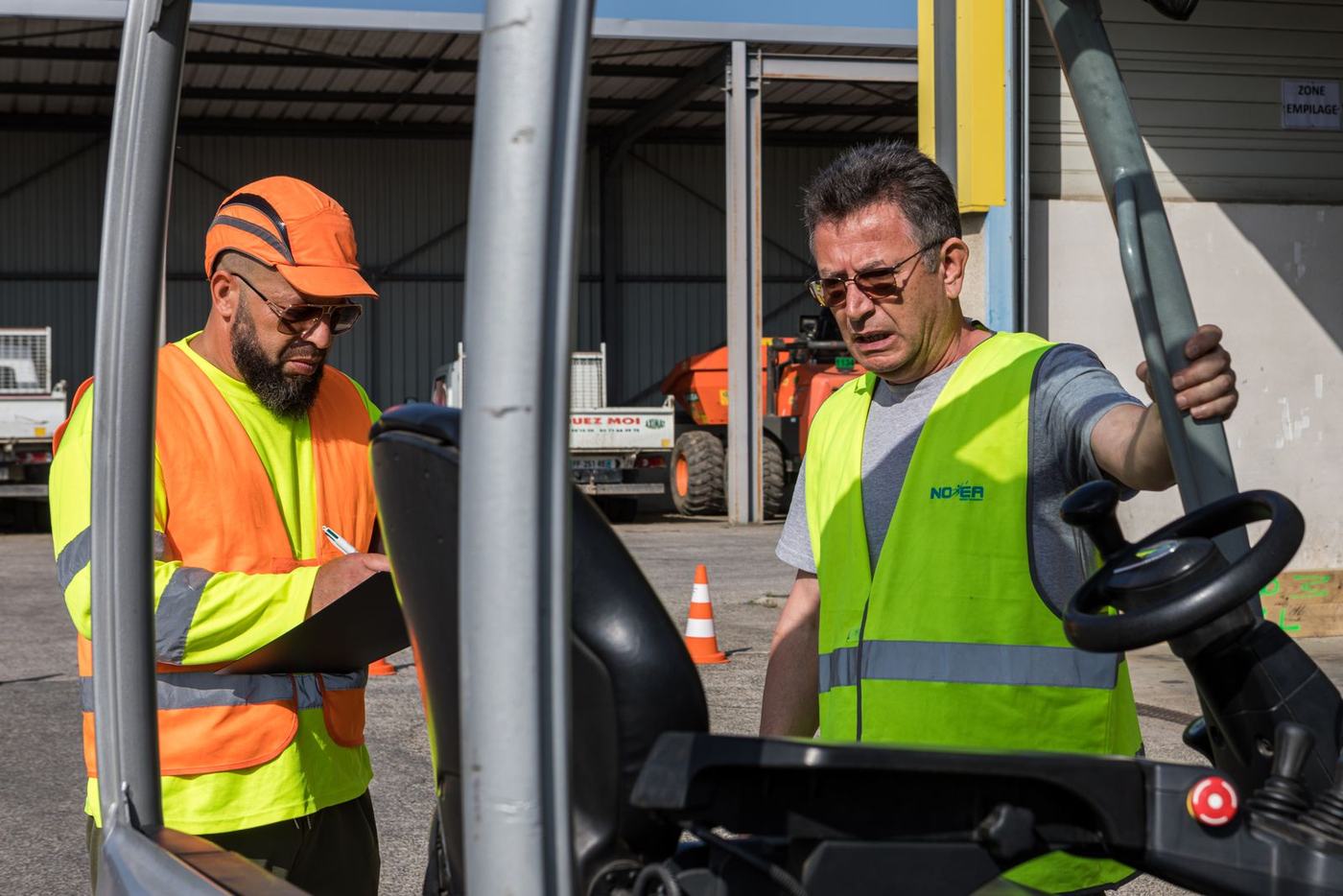 Vérifications avant prise de poste d'un chariot élévateur pendant la formation cariste