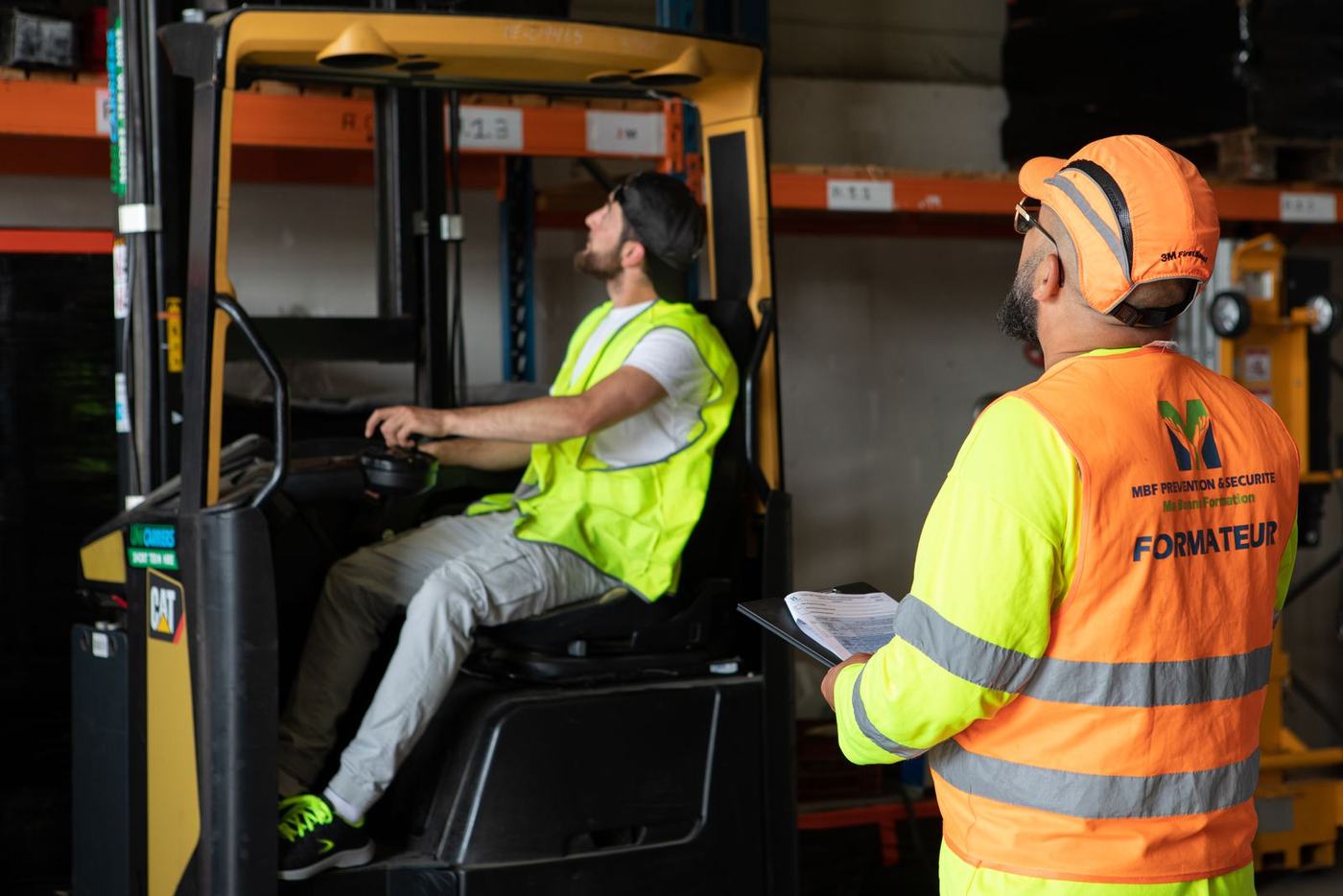 Formation CACES® R489 catégorie 5 : chariot à mât rétractable en entrepôt
