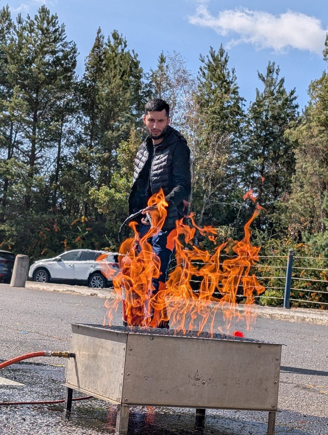 Attaque d'un feu réel à l'extincteur lors d'une formation incendie en entreprise