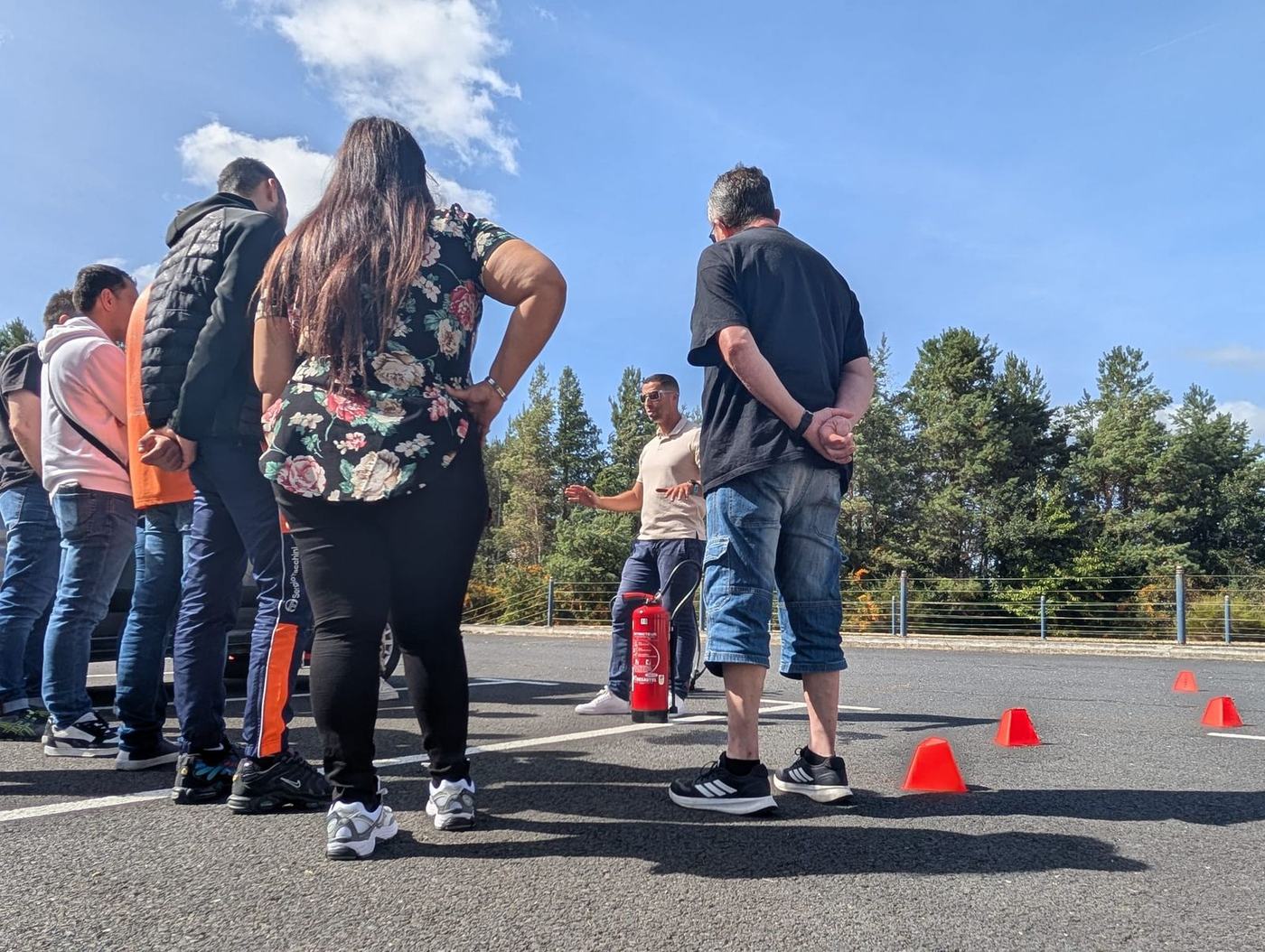 Groupe de stagiaires en formation sécurité incendie, consignes avant l'exercice