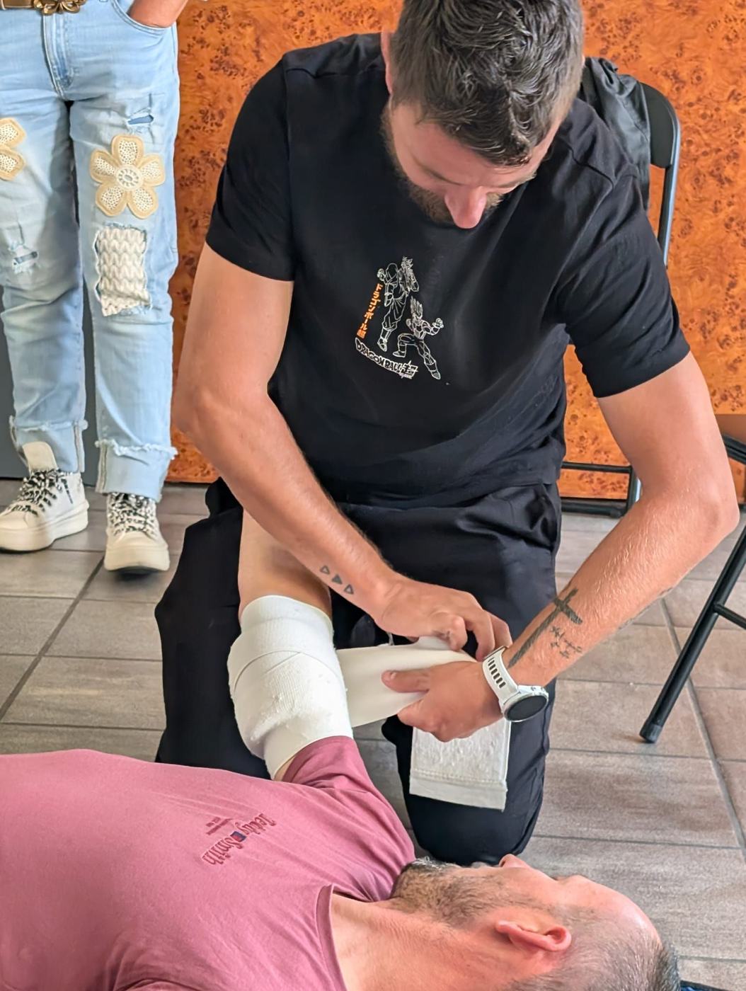 Réalisation d'un pansement compressif sur une plaie, formation Sauveteur Secouriste du Travail